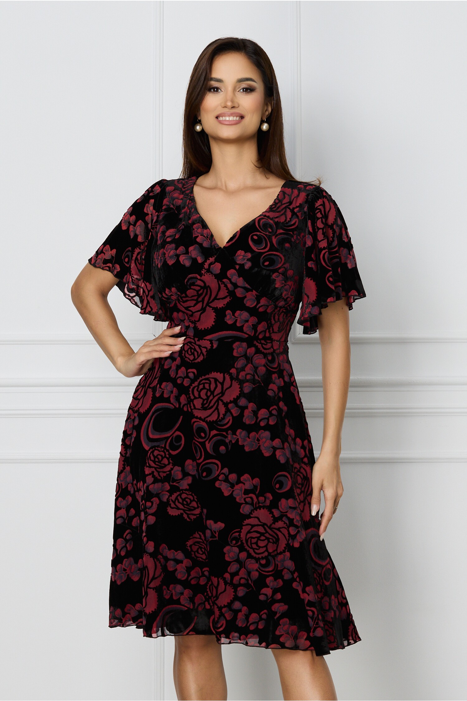 Rochie Lora neagra din catifea cu flori bordo